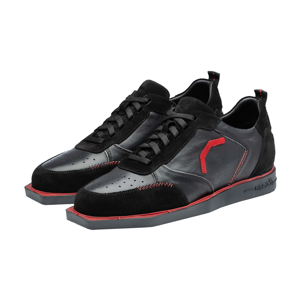 20101001-00_Triple20_Dartschuhe_Leder_Schwarz_Rot_1 Die abgebildeten Schuhe sind schwarze Leder-Dartschuhe mit roten Akzenten. Sie haben eine sportliche Form und schwarze Schnürsenkel.
