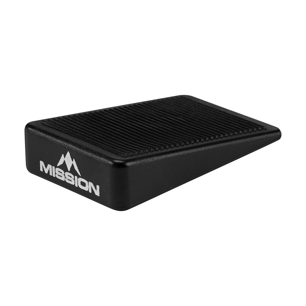 Entretoises en forme de coin pour cible de fléchettes Mission (lot de 8) Das Bild zeigt einen schwarzen Keil mit der Aufschrift "MISSION". Es handelt sich um einen Abstandshalter für Dartboards aus dem 8er-Set "Mission Dartboard Wedges Abstandshalter".