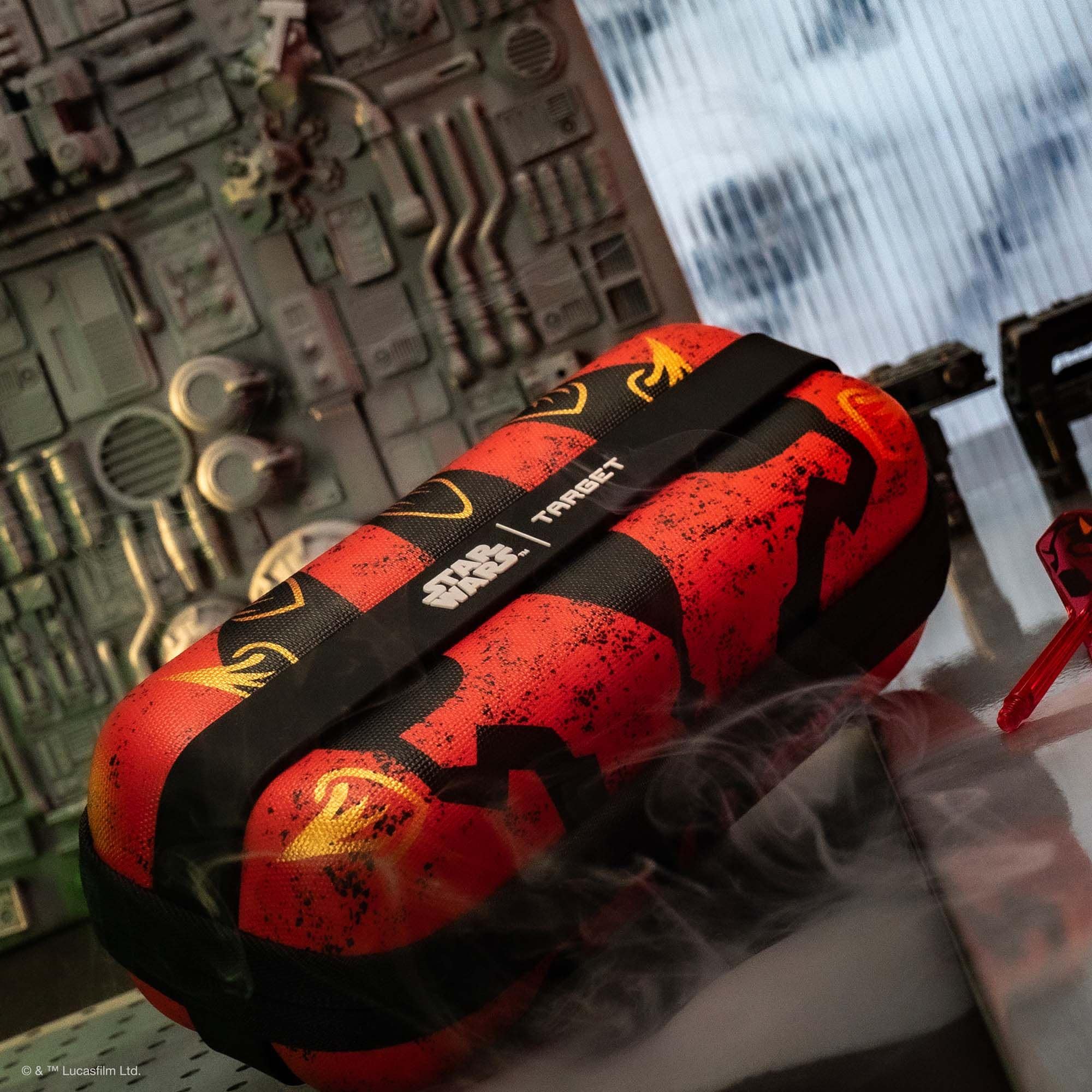 Étui à fléchettes Target Star Wars Boa - Dark Maul Hier ist das Target Star Wars Boa Dartcase mit Darth Maul Thema abgebildet. Die Tasche eignet sich zum sicheren Aufbewahren von Dart-Zubehör.