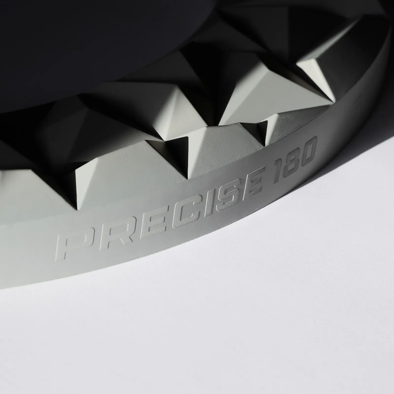 Cadre de cible 3D Precise 180 Subterra - Gris nordique Abgebildet ist das Precise 180 3D Dartboard Surround Subterra in der Farbe Nordic Grey. Es dient als schützendes und dekoratives Element für Dartscheiben.