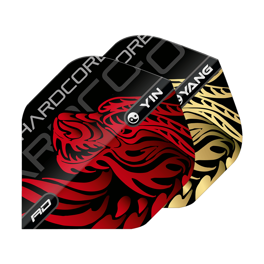 Vols standard Red Dragon Jonny Clayton Gold Red Yin Yang Das Bild zeigt zwei Dart-Flights mit auffälligen Drachenmotiven in Rot und Gold. Auf den Flights stehen die Worte „Yin Yang“ und „Hardcore“.