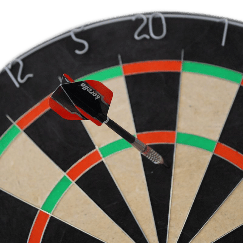 Jeu de fléchettes Karella BullOut comprenant 2 jeux de fléchettes en acier Zu sehen ist das Karella Dartboard BullOut Set mit zwei Sätzen Steeldarts. Perfekt für Einsteiger und Fortgeschrittene.