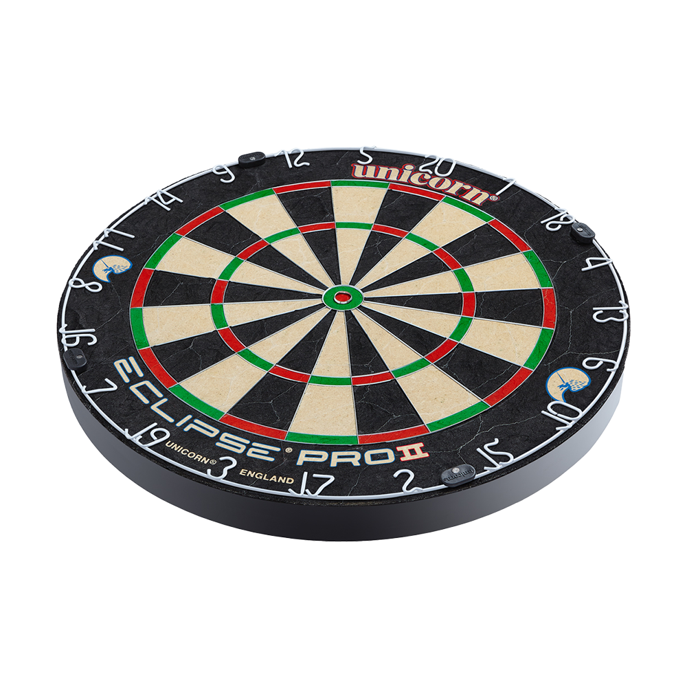 Unicorn Eclipse Pro 2 Dartboard Das Bild zeigt eine Unicorn Eclipse Pro 2 Dartscheibe. Die Dartscheibe hat ein klassisches Design mit schwarzen, beigen, roten und grünen Segmenten.