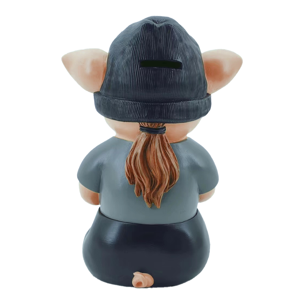 Markus Krebs Phrase Pig Das Bild zeigt eine Sparbüchse in Form eines Schweinchens mit Mütze und Zopf. Die Figur sitzt mit dem Rücken zur Kamera und trägt ein graues Shirt.