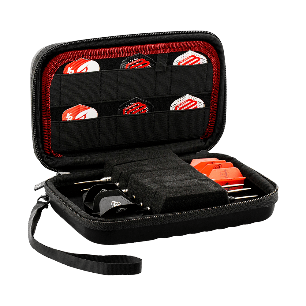 Étui à fléchettes Bull's Orbis XL Das Bild zeigt das Produkt "Bulls Orbis XL Dartcase", ein schwarzes Etui mit Reißverschluss und Trageschlaufe. Im Inneren sind mehrere Darts sowie Ersatzteile ordentlich in Fächern und elastischen Halterungen verstaut.