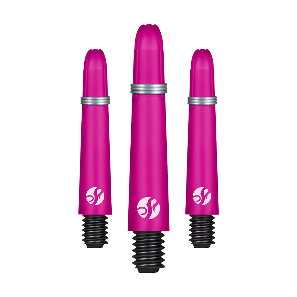 Tiges en carbone Shot Koi - Rose Auf dem Bild sind drei pinkfarbene Darts-Schäfte in verschiedenen Längen zu sehen. Sie besitzen schwarze Gewinde und silberne Ringe als Akzent.