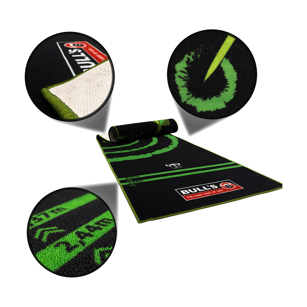 67807_Bulls_Carpet-Mat_140_Green_2 Das Bild zeigt die "Bulls Carpet-Mat Teppich 140 - Green" mit grünem und schwarzem Design. Es sind Detailaufnahmen der Textur, der Rückseite und der Markierungen auf dem Teppich zu sehen.