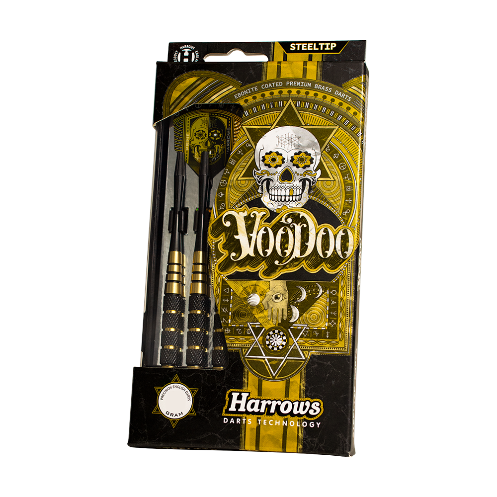 HA005116_Harrows_Voodoo_Brass_Steeldarts_3_-4_Harrows_Plastikbox Die Abbildung zeigt die Verpackung der „Harrows Voodoo Brass Steeldarts“ mit auffälligem gelb-schwarzem Design und einem Totenkopf-Motiv. In der Verpackung sind drei Steeldarts sichtbar platziert.