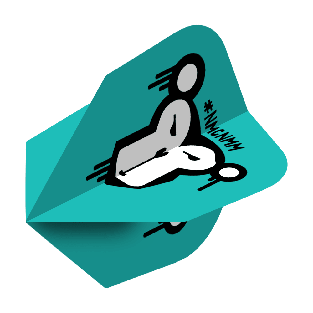 Pas mon cirque, pas mes singes NMCNMM Vols standards Das Bild zeigt ein türkisfarbenes Dart-Flügel mit zwei stilisierten Figuren darauf. Daneben steht der Schriftzug "#NMCNMM".