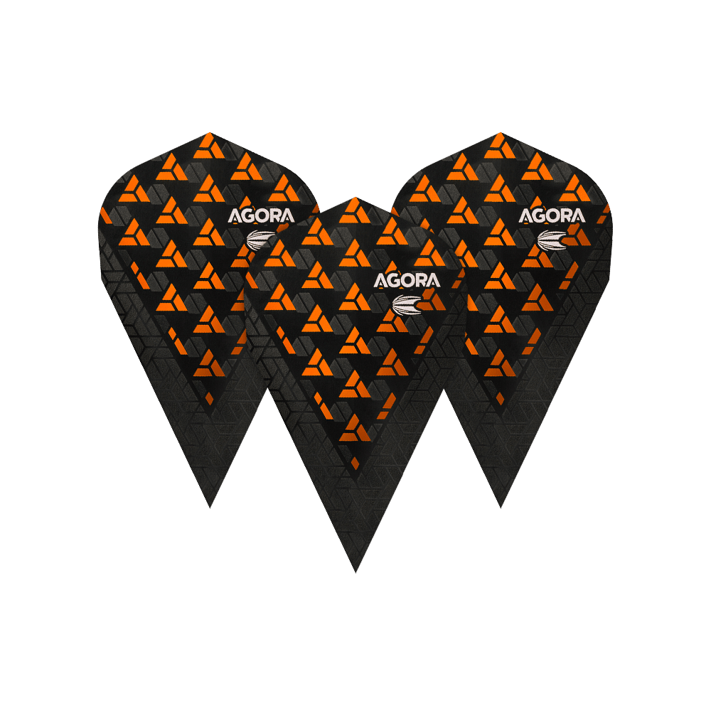 Das Bild zeigt drei schwarze Dart-Flights mit orangefarbenen, dreieckigen Mustern. Auf jedem Flight steht das Wort "AGORA" in weißer Schrift.