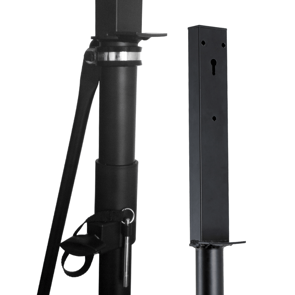 1702_McDart_Hybrid_Pro_Dartboardst-nder_3 Auf dem Bild ist der McDart Hybrid Pro Tripod Dartboardständer zu sehen. Es handelt sich um einen stabilen, schwarzen Ständer mit Befestigungselementen für eine Dartscheibe.