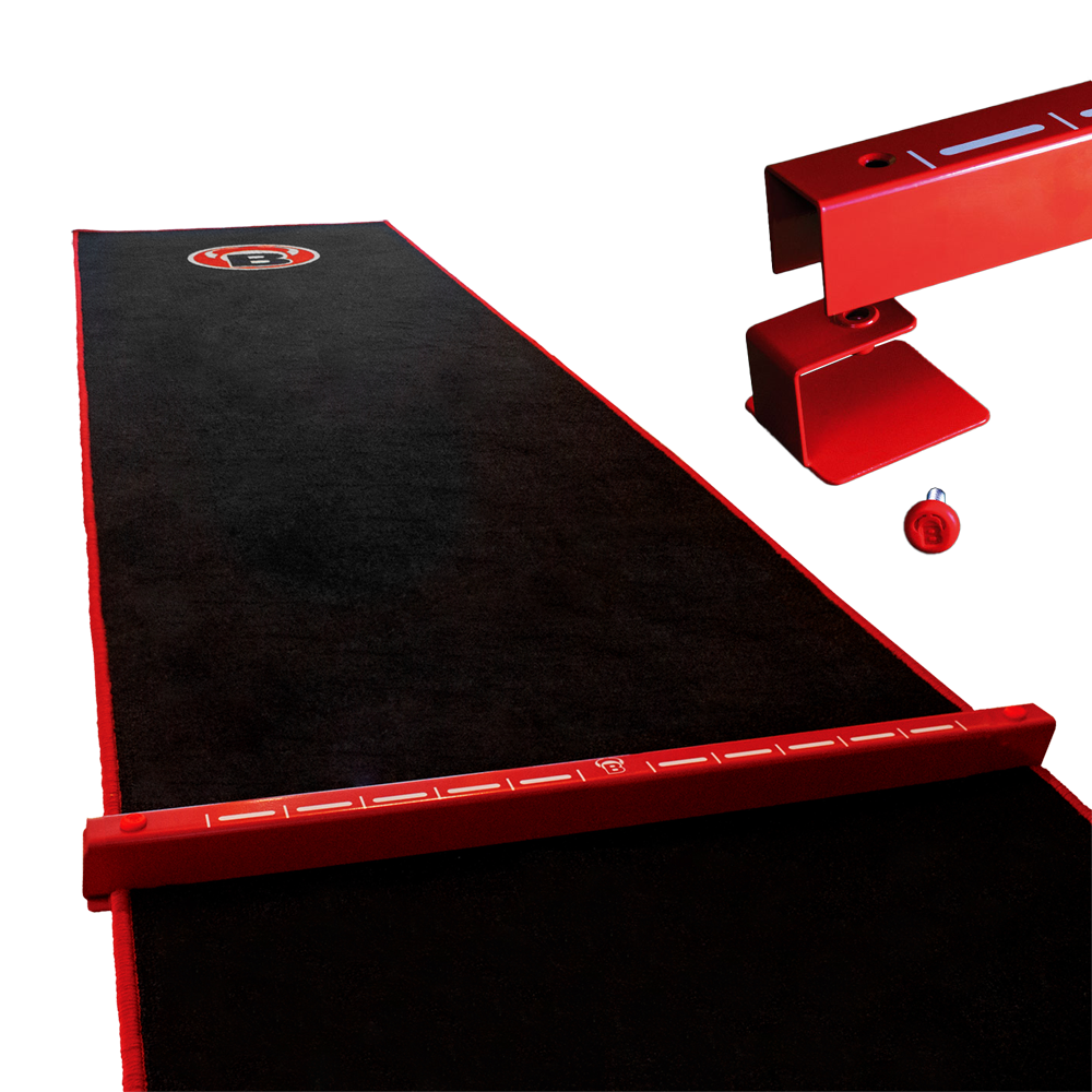 Das Bild zeigt das Bulls Oky System SET, bestehend aus einem schwarzen Teppich mit rotem Rand und einer roten Metall Oche. Es wird für das Dartspiel genutzt, um den Abwurflinie klar zu markieren.