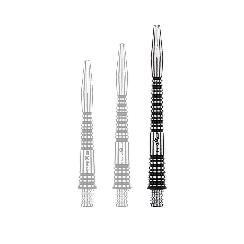 Winmau Triad RX Aluminium Shafts - Schwarz Auf dem Bild sind drei unterschiedlich lange, schwarz-silberne Dartschäfte zu sehen. Sie bestehen aus Aluminium und haben ein gestreiftes, geriffeltes Design.