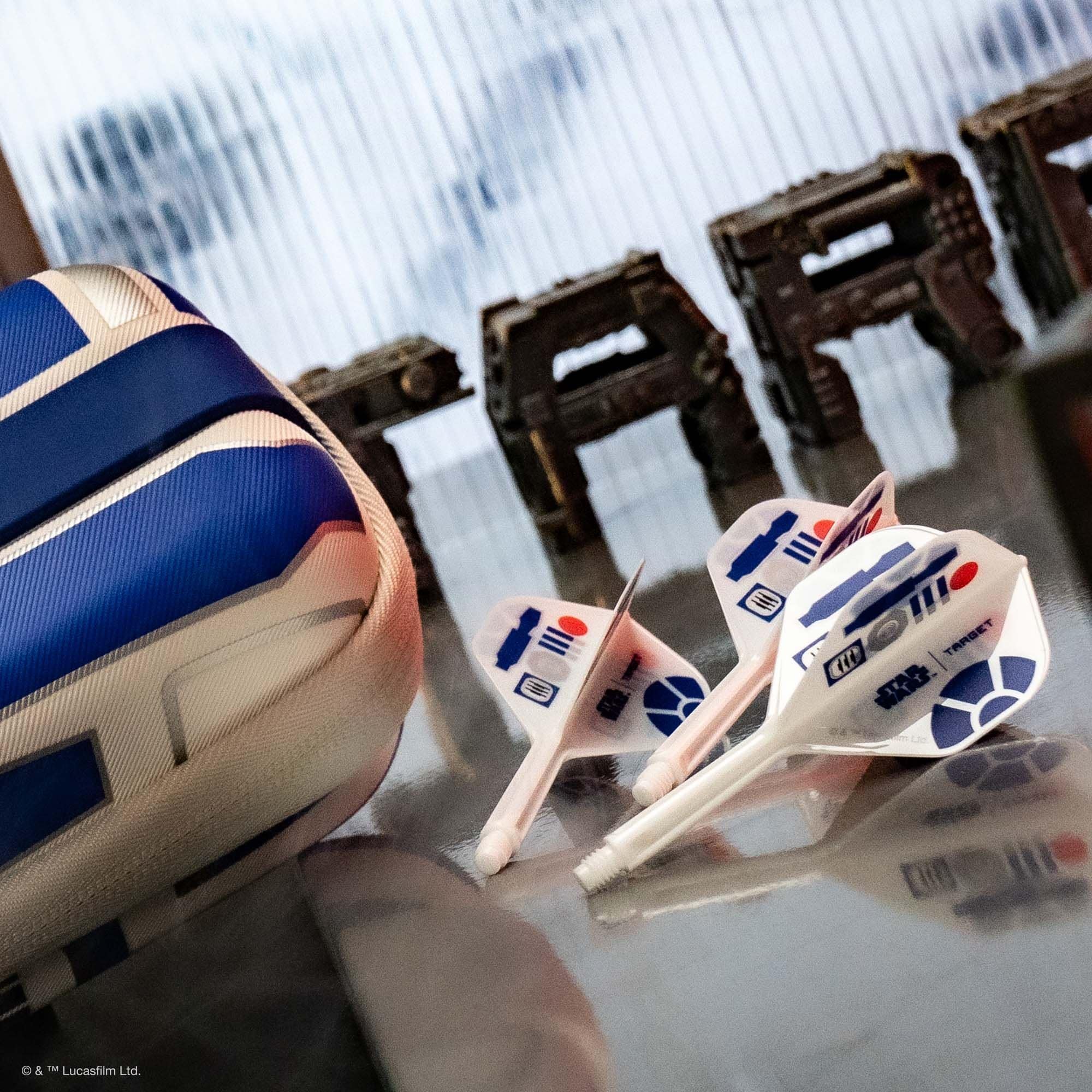 Vols standard Target Star Wars K-Flex R2D2 n°2 Abgebildet sind die Target Star Wars K-Flex R2D2 No6 Flights. Diese Flights sind im Stil von R2D2 aus Star Wars gestaltet.