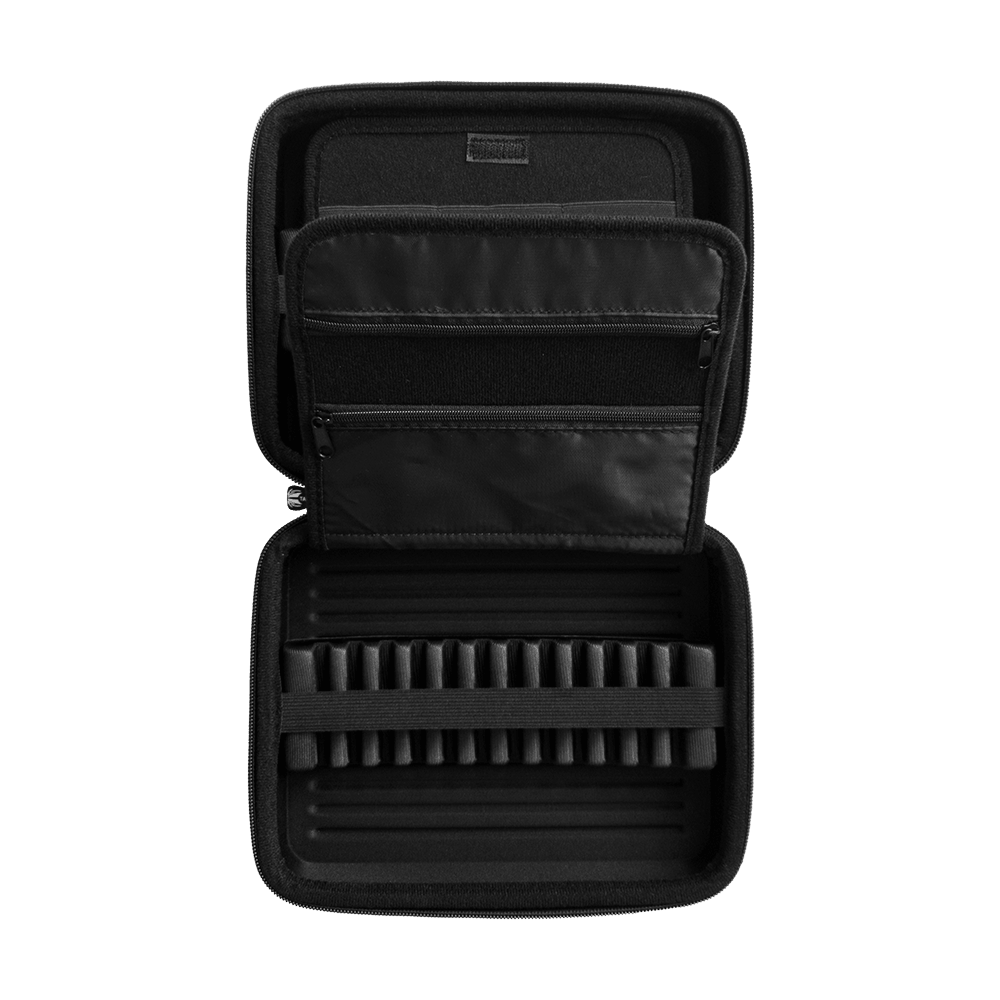 _Target_Takoma_Home_Dartwallet_OPEN_2shH8UaaPldXWw Das Bild zeigt das geöffnete "Target Takoma Home Dartwallet". Im Inneren befinden sich Fächer und elastische Halterungen zur sicheren Aufbewahrung von Dartpfeilen und Zubehör.