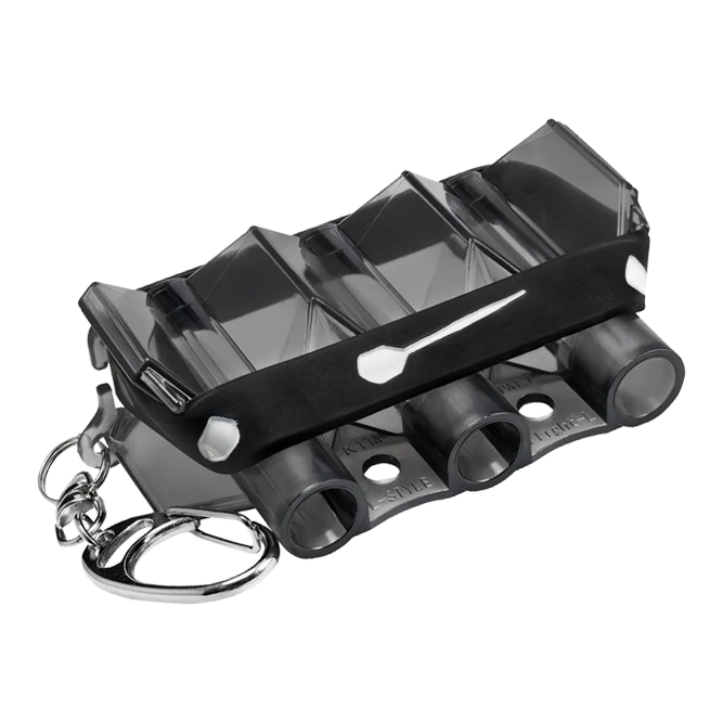 Étui de vol Krystal style L - Noir transparent Das Bild zeigt das Produkt "L-Style Krystal Flight Case" in transparenter schwarzer Farbe. Es handelt sich um ein kompaktes Etui mit Schlüsselanhänger zur Aufbewahrung von Dart-Flights.