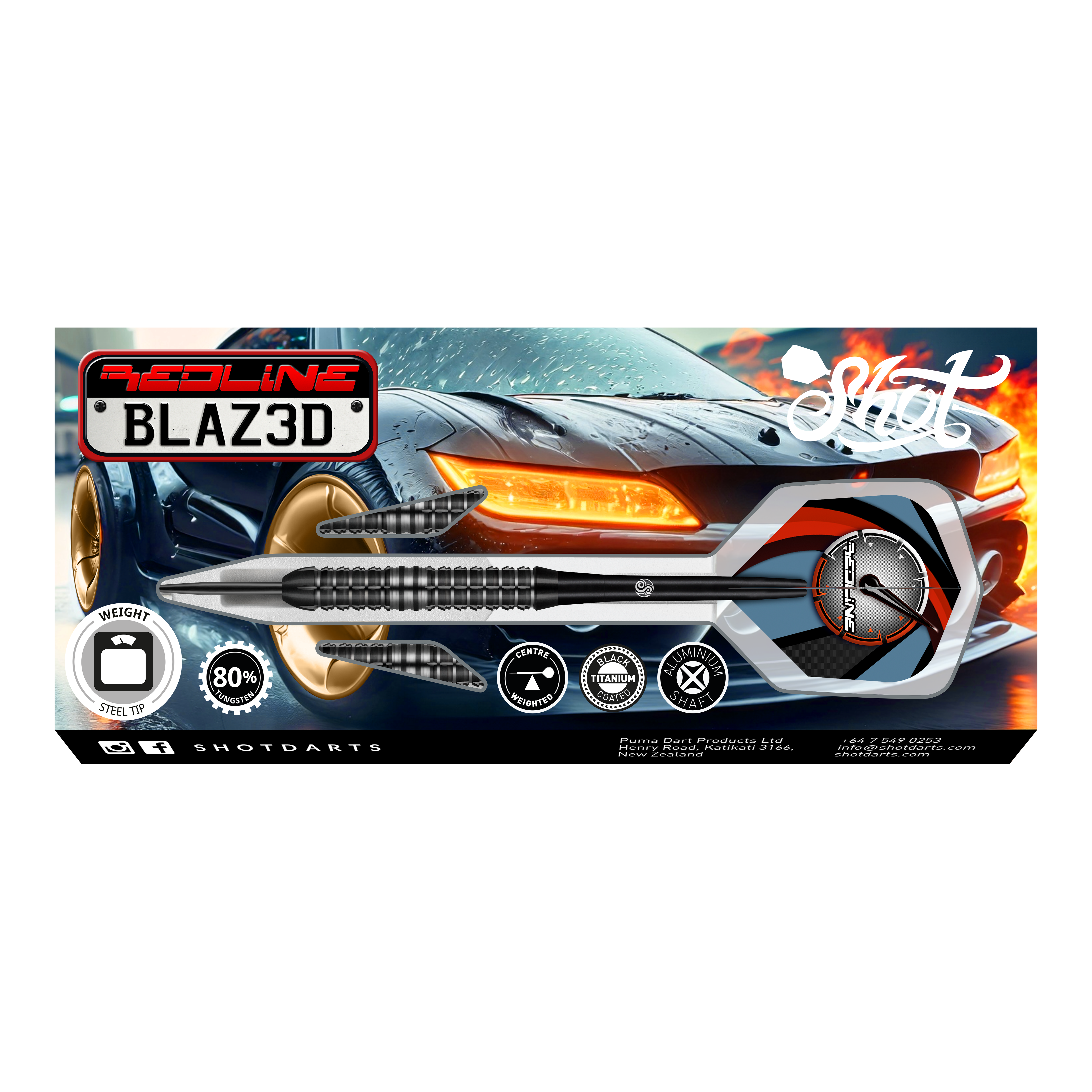 Fléchettes Shot Redline Blazed Steel Das Bild zeigt die Verpackung der "Shot Redline Blazed Steeldarts" vor einem sportlichen Auto mit leuchtenden Scheinwerfern. Auf der Verpackung sind die Darts sowie verschiedene Produktsymbole und Informationen sichtbar.