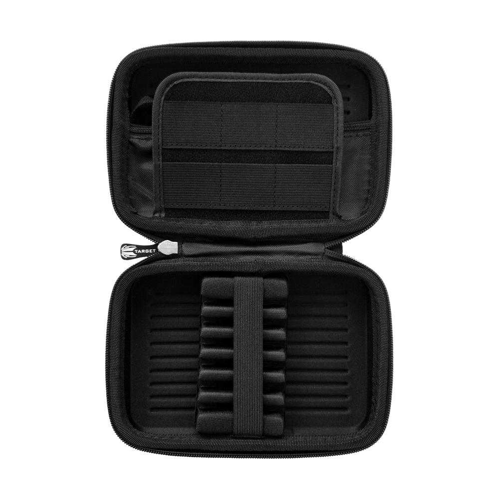 _Target_Takoma_XL_Dartwallet_OPEN Das Bild zeigt das geöffnete Target Takoma XL Dartwallet in schwarzer Farbe. Im Inneren befinden sich elastische Halterungen zur sicheren Aufbewahrung von Dartpfeilen und Zubehör.