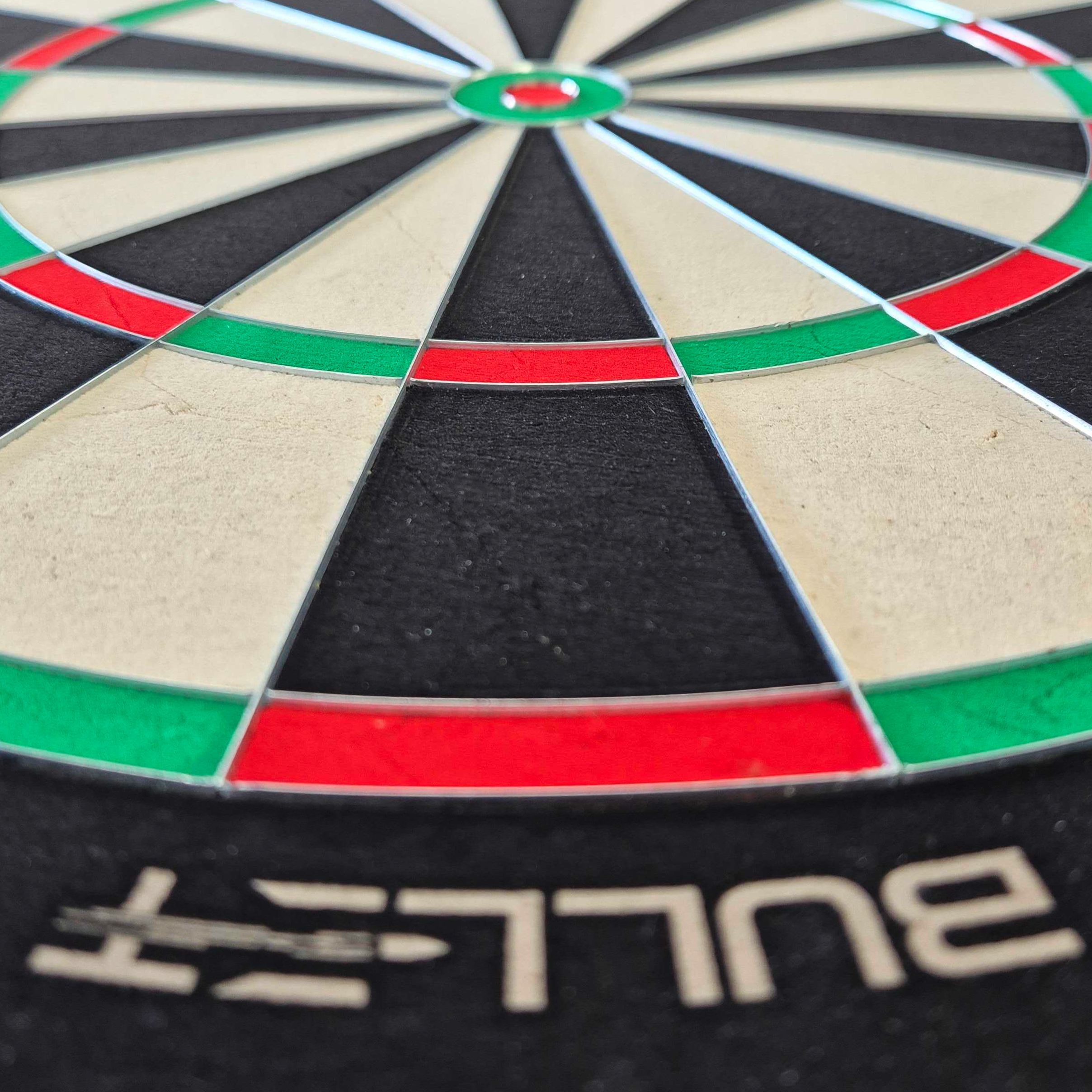 Cible en acier Bullet Apex Hier sieht man das Bullet Apex Steeldartboard. Das Produkt wird von der Seite präsentiert.