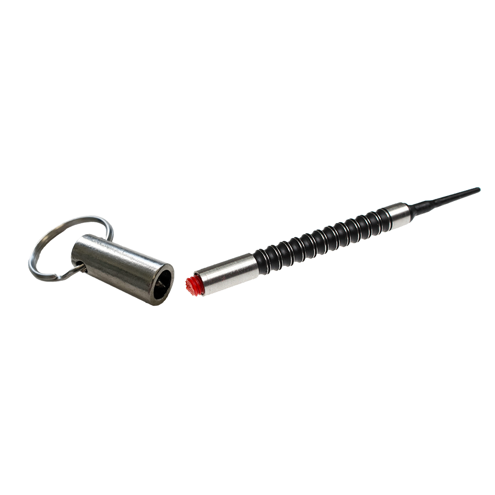McDart Shaftrestentferner - Silber Das Bild zeigt den McDart Shaftrestentferner in Silber. Das Werkzeug besteht aus Metall und ist mit einem Schlüsselring versehen.