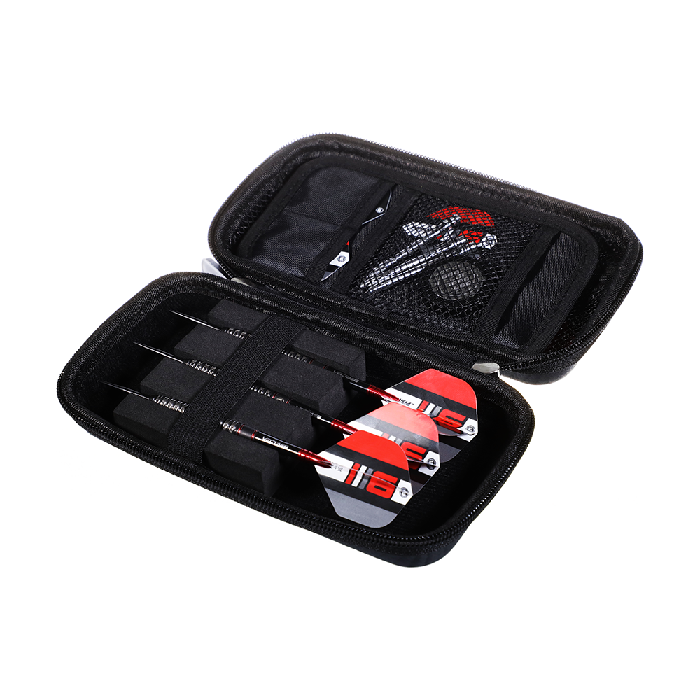 8334_Winmau_Blade6_Dartcase_3 Das Bild zeigt das Produkt "Winmau Blade 6 Dartcase". Das Etui ist geöffnet und enthält drei zusammengebaute Darts sowie Zubehörfächer.