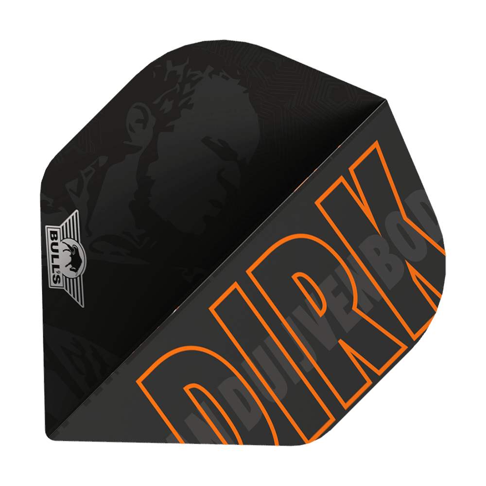 Bulls NL Joueur 100 Dirk Van Duijvenbode No2 Vols Standard Das Bild zeigt ein schwarzes Dartflight mit dem Namen "DIRK" in großen orangefarbenen Buchstaben. In der Ecke ist das Bulls-Logo zu sehen und im Hintergrund ist ein Porträt schattiert dargestellt.