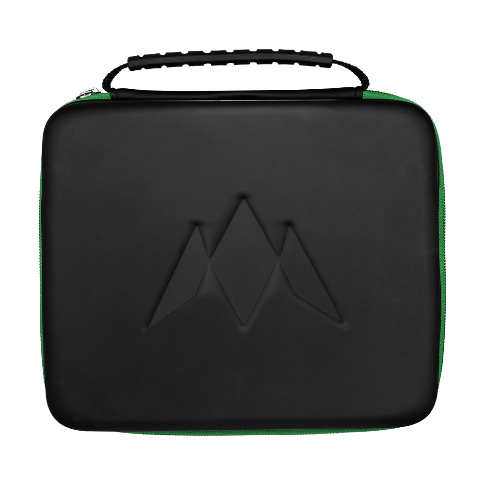 Portefeuille Mission Luxor Dart Das Bild zeigt ein rechteckiges, schwarzes Etui mit einem geprägten Logo auf der Vorderseite. Es hat einen schwarzen Griff und einen grünen Reißverschluss an der Seite.