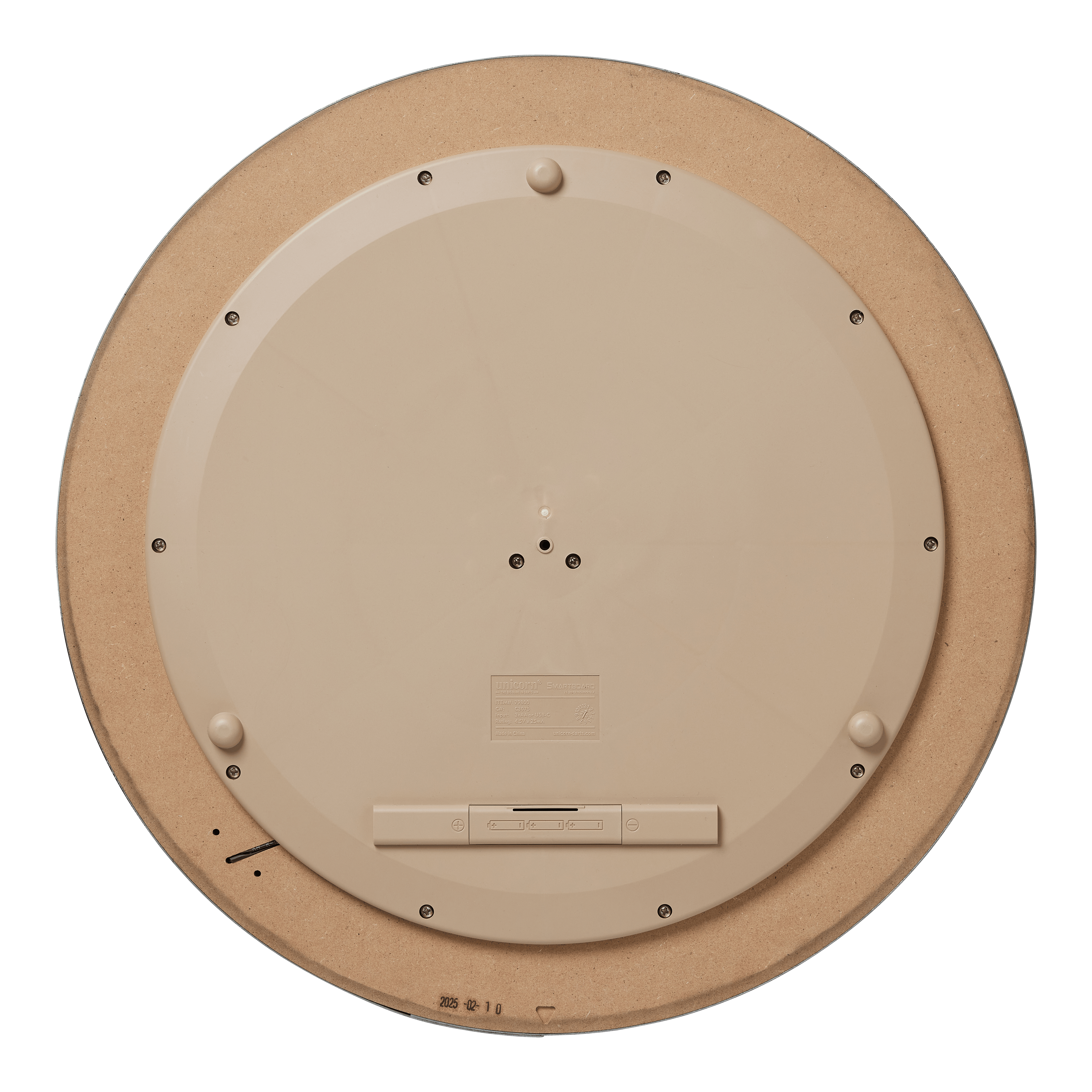 Cible de fléchettes en acier Unicorn Eclipse Smartboard Dies ist die Rückseite des Unicorn Eclipse Smartboard Steeldartboards. Sie zeigt eine kreisförmige, beige Kunststoffabdeckung mit mehreren Schrauben und einem Batteriefach.