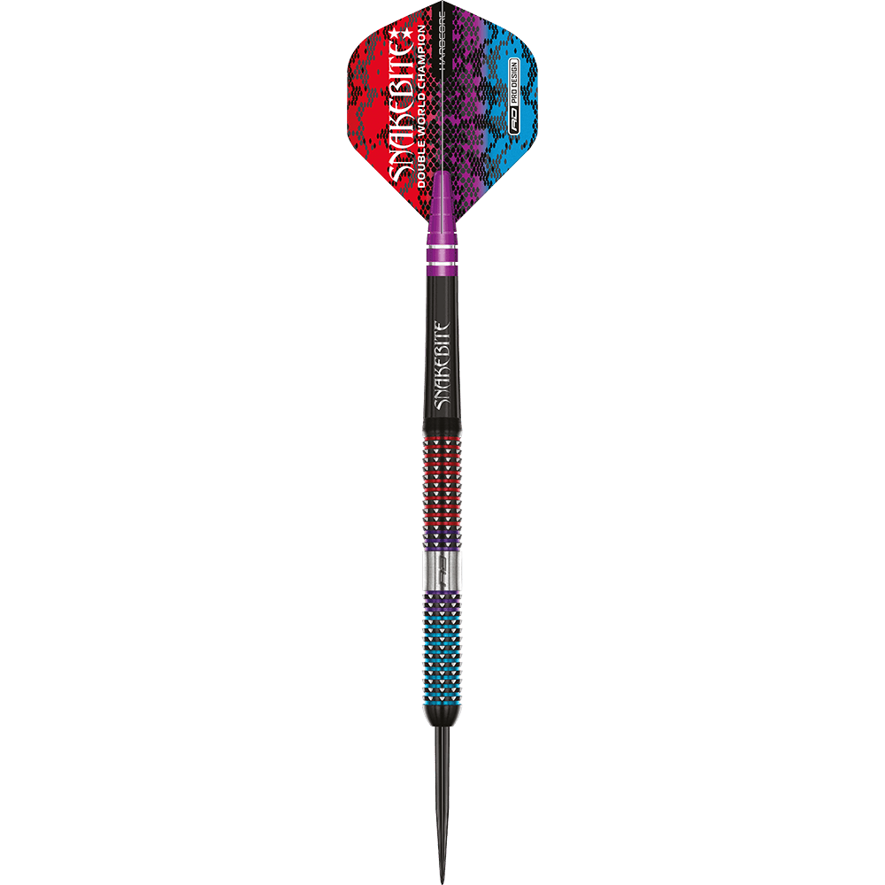 RD2550_Red_Dragon_Peter_Wright_Snakebite_Spirit_Steeldarts_1ByQKcje84u67n Das Bild zeigt einen bunten Steeldartpfeil mit der Aufschrift "Snakebite" auf dem Flight. Der Pfeil hat ein auffälliges Design in Rot, Blau, Lila und Schwarz.