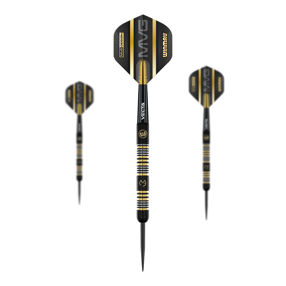 Winmau Michael Van Gerwen Trilogie Steeldarts Das Bild zeigt drei schwarze Steeldarts mit goldenen und silbernen Akzenten. Auf den Flights steht groß "MVG" und "Winmau".
