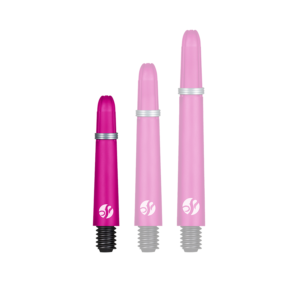 Tiges en carbone Shot Koi - Rose Das Bild zeigt drei pinkfarbene Dartschäfte in unterschiedlichen Längen. Jeder Schaft hat ein silbernes Band und ein weißes Logo am unteren Ende.