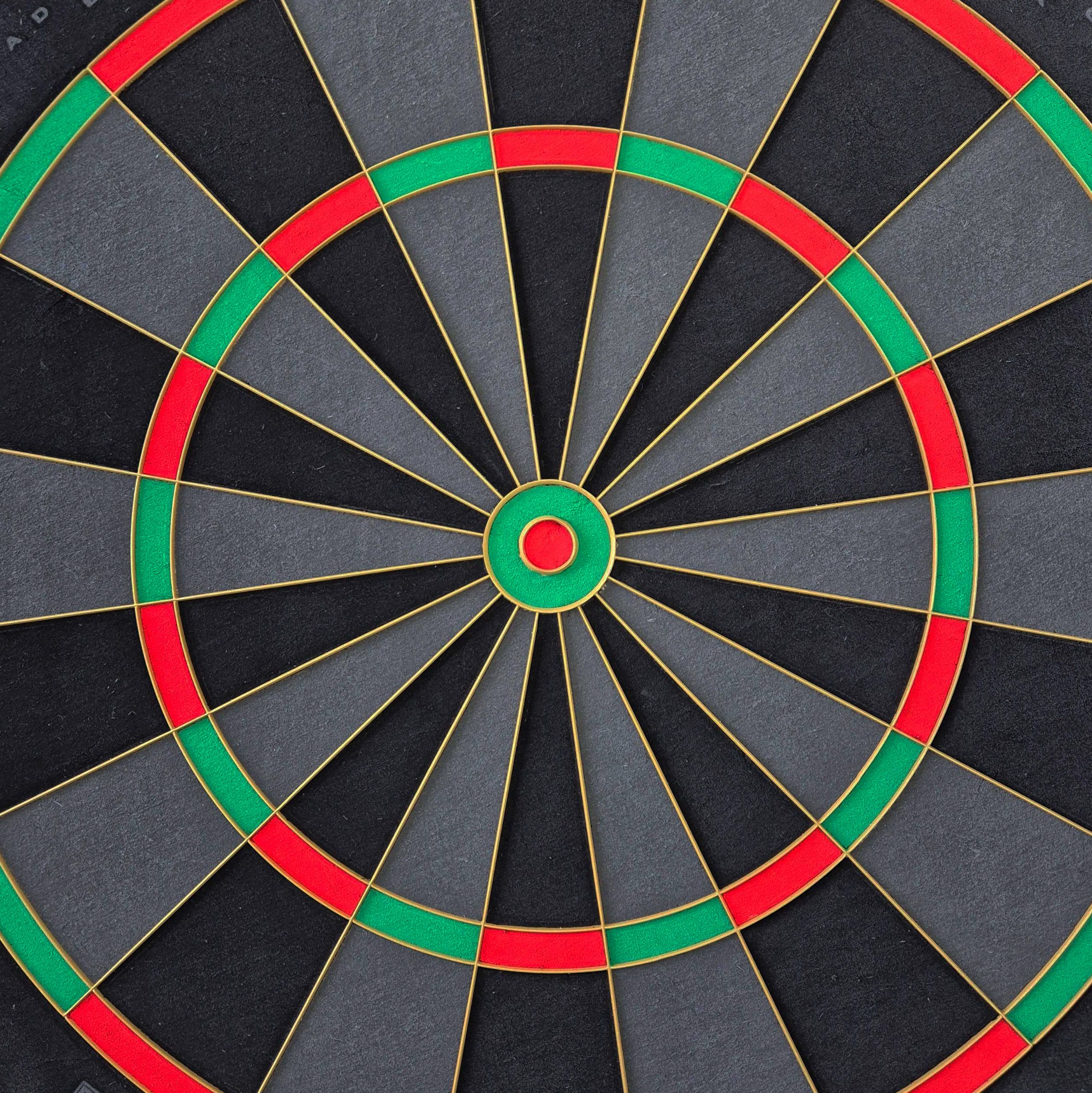 Cible de fléchettes en acier Bulls NL Advantage Black Edition Auf dieser Abbildung ist das BullsNL Advantage Black Edition Steeldartboard zu sehen. Es wird aus einer anderen Perspektive gezeigt.