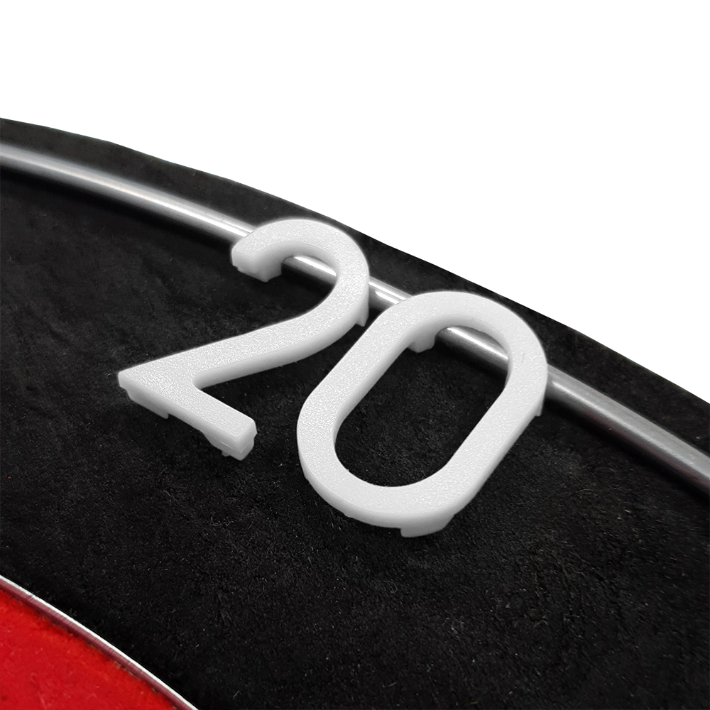 Numéros de remplacement pour cible McDart Das Bild zeigt eine weiße Ersatznummer „20“ auf einem Dartboard. Die Zahl ist aus Kunststoff und an einem Metallring befestigt.