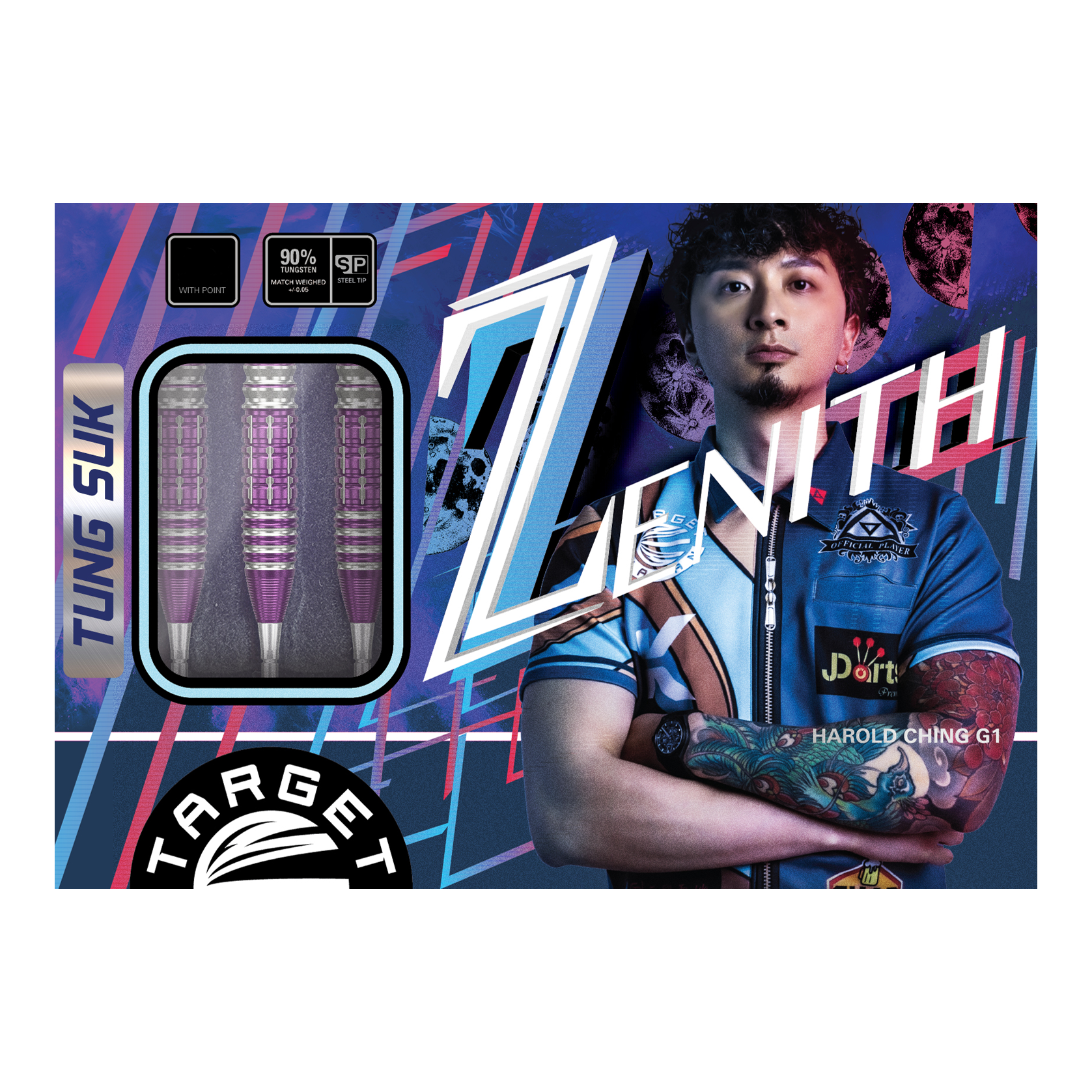 Auf dem Bild ist die Verpackung der "Target Japan Prime Series Tung Suk Zenith GEN1 Swiss Point Steeldarts - 23g" zu sehen. Links sieht man drei Darts, rechts steht ein Mann mit verschränkten Armen vor einem bunten Hintergrund.