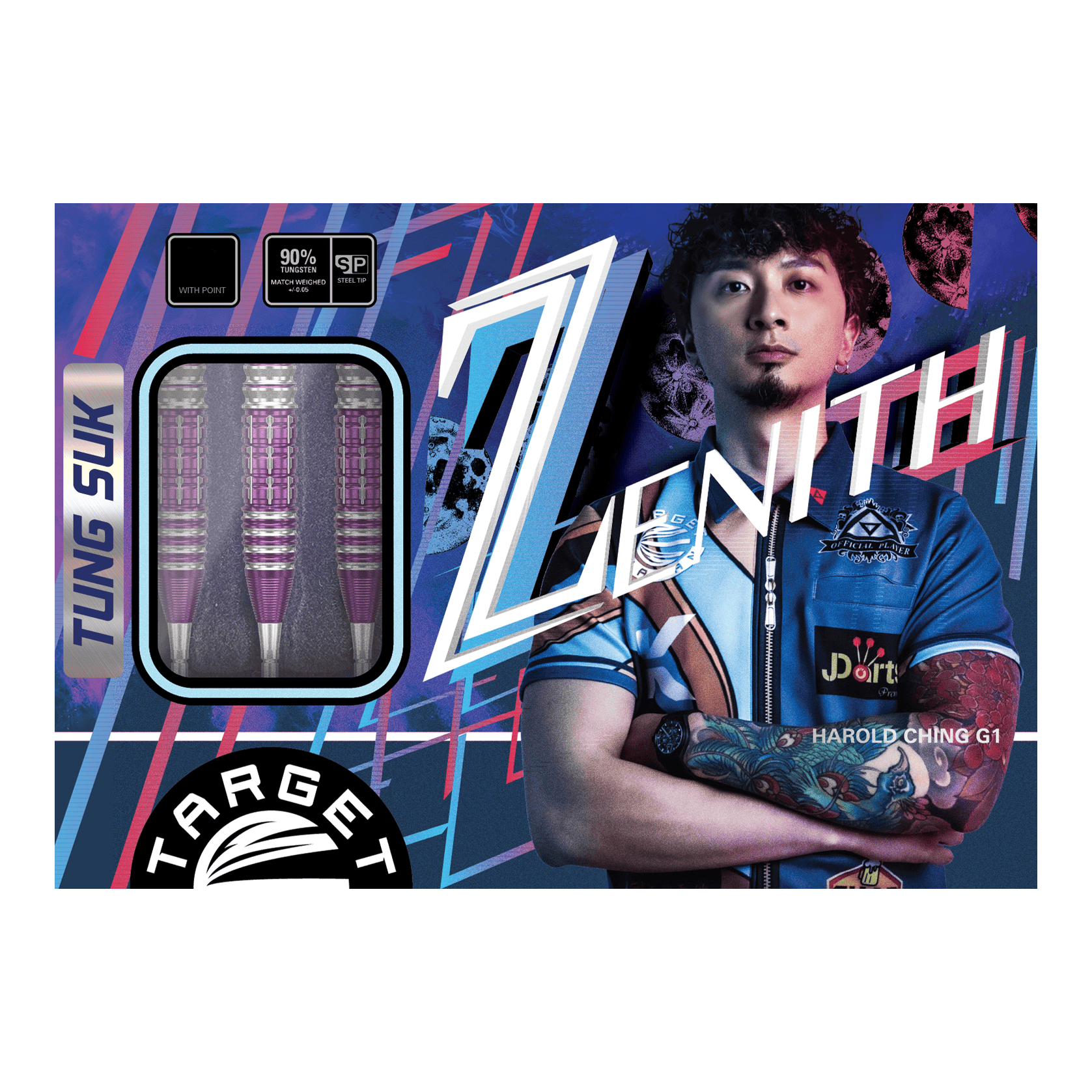 Fléchettes en acier Target Japan Prime Series Tung Suk Zenith GEN1 Swiss Point - 23 g Auf dem Bild ist die Verpackung der "Target Japan Prime Series Tung Suk Zenith GEN1 Swiss Point Steeldarts - 23g" zu sehen. Links sieht man drei Darts, rechts steht ein Mann mit verschränkten Armen vor einem bunten Hintergrund.
