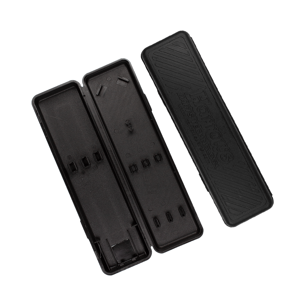 Harrows_PlastikboxhyVLFcFiWN4uK Das Bild zeigt eine geöffnete schwarze Kunststoffbox für Darts. Auf dem Deckel steht der Markenname "Harrows".