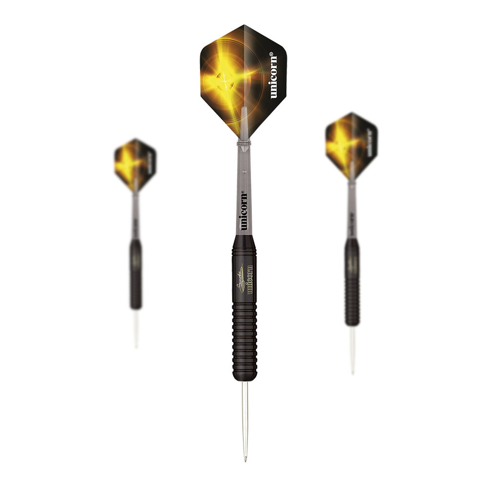 Fléchettes acier Unicorn Black Brass Gary Anderson V2 Das Bild zeigt drei schwarze Steeldarts der Marke Unicorn Black Brass Gary Anderson V2. Die Flights sind schwarz mit einem gelben Lichteffekt und dem weißen Schriftzug "unicorn".