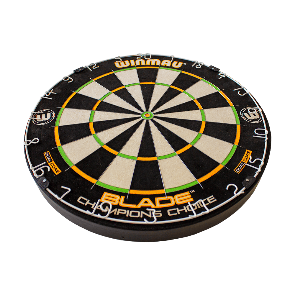3023_Winmau_Champions_Choice_DualCore_Dartboard_2cXfejLAkxmfDA Das Bild zeigt ein Winmau Champions Choice DualCore Dartboard. Die Dartscheibe hat eine schwarze, weiße und grüne Farbgestaltung mit deutlicher Beschriftung.