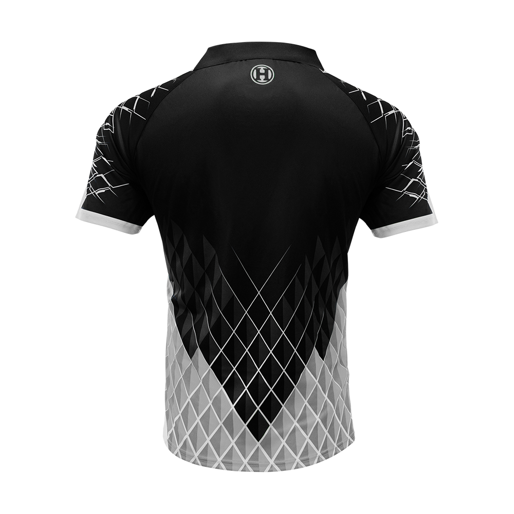 HRS-26432_Harrows_Paragon_Dartshirt_Weiss_2 Dies ist das Harrows Paragon Dartshirt in Weiß. Das Shirt hat ein modernes, geometrisches Muster in Schwarz und Grau auf der Rückseite.