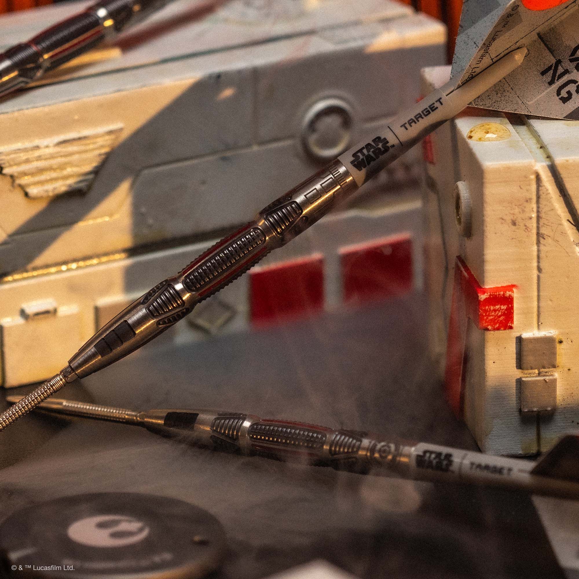Fléchettes en acier Target Star Wars X-Wing Swiss Point Das Bild zeigt die Target Star Wars X-Wing Swiss Point Steeldarts. Dieses Produkt hat ein spezielles Star Wars X-Wing Motiv.