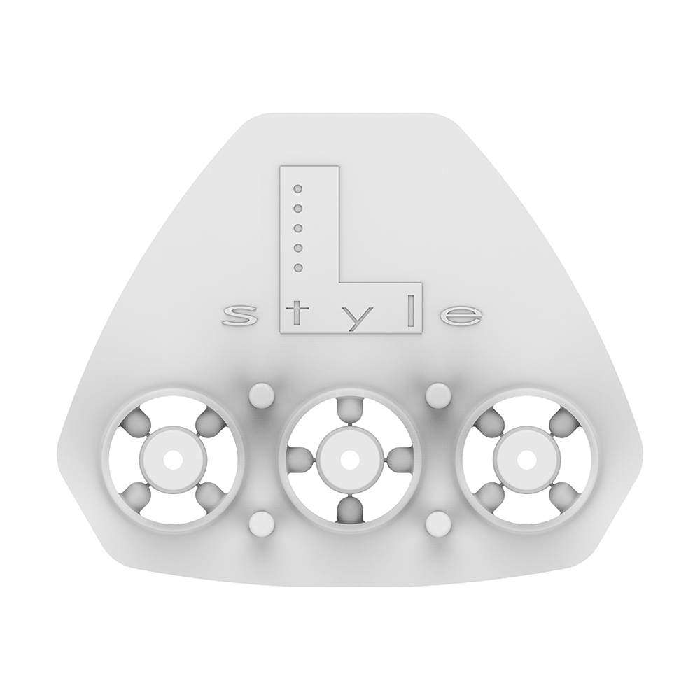 L-Style-GOMU-Shaft-Tightener-2 Das Bild zeigt das Produkt „GOMU L-Shaft Tightener“. Es ist ein kleines Werkzeug aus Kunststoff mit drei runden Aussparungen und der Aufschrift „L style“ auf der Oberseite.