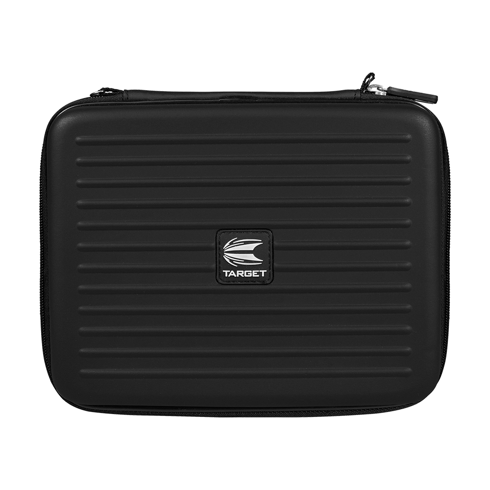 125860_Target_Takoma_Home_Dartwallet_Schwarz_1 Dies ist ein schwarzes Dart-Etui mit dem Namen „Target Takoma Home Dartwallet“. Es hat eine gerippte Oberfläche und ein zentrales Target-Logo auf der Vorderseite.