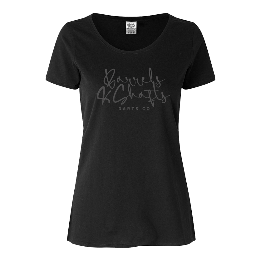 T-Shirt Femme Barrels and Shafts - Noir Dieses Bild zeigt ein schwarzes Damen-T-Shirt mit der Aufschrift „Barrels and Shafts DARTS CO“ auf der Vorderseite. Das T-Shirt hat einen klassischen Rundhalsausschnitt und einen schlichten, modernen Stil.