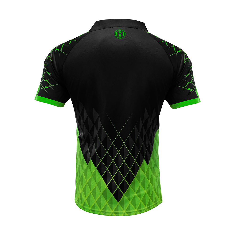 HRS-26333_Harrows_Paragon_Dartshirt_Gr-n_2 Das Bild zeigt das Harrows Paragon Dartshirt in Grün von hinten. Das Shirt hat ein modernes schwarz-grünes Design mit geometrischen Mustern.
