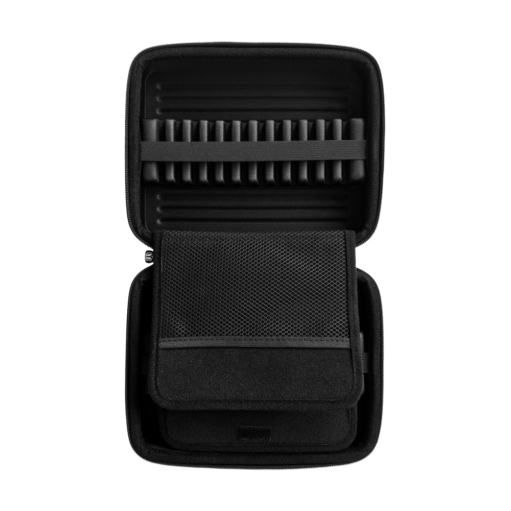 _Target_Takoma_Home_Dartwallet_OPEN_1QuGE2d6U43GIw Das Bild zeigt das Produkt "Target Takoma Home Dartwallet" in geöffneter Ansicht. Im Inneren befinden sich Fächer und elastische Halterungen zur Aufbewahrung von Dartzubehör.