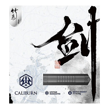 Fléchettes en acier Caliburn Sword S2 Das Bild zeigt die Caliburn Sword S2 Steeldarts Verpackung mit asiatischer Kalligraphie im Hintergrund. Unten sind das Produktlogo, eine Produktabbildung und Hinweise zur Garantie und dem Gewicht zu sehen.