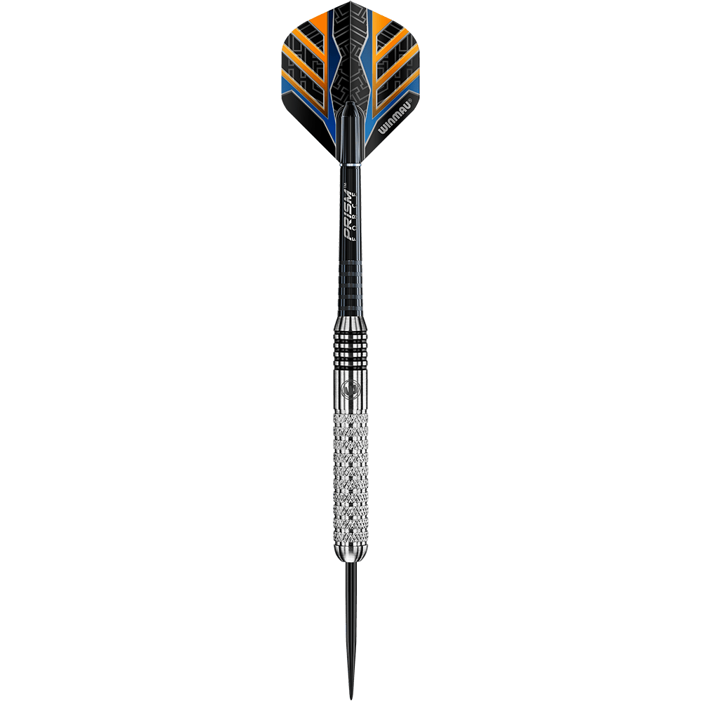 2302_Winmau_Barbarian_Tungsten_Style_Steeldarts_1fFX0fXHsGoNLN Das Bild zeigt einen Winmau Barbarian Tungsten Style Steeldart. Der Dartpfeil hat eine silberne, strukturierte Griffzone und einen schwarzen Flights mit blauen und orangefarbenen Akzenten.