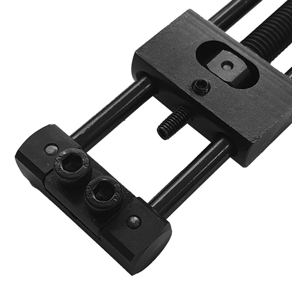 Designa Dart Repointer Black Pro Edition - Changeur de pointe Designa Dart Repointer Black Pro Edition - Spitzenwechsler ist ein Tool zum Wechseln von Dartspitzen. Das Bild zeigt das Produkt aus schwarzem Material.