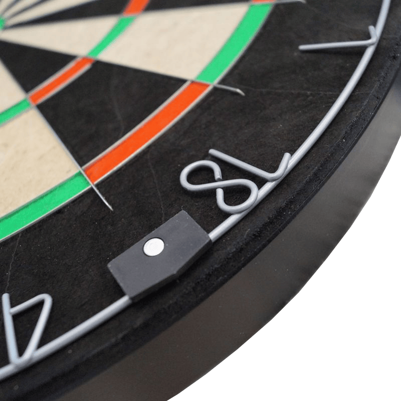 Das Bild zeigt das Karella Dartboard BullOut Set inklusive zwei Sätzen Steeldarts. Dieses Set ist ideal für Dartspieler und enthält alles, was für den Start benötigt wird.