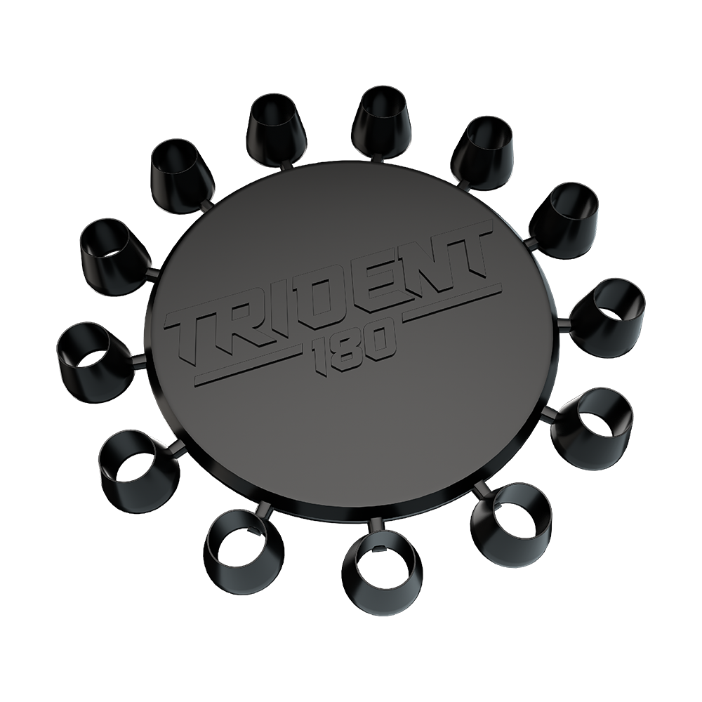 641_Winmau_Trident_180_Kappen_1 Das Bild zeigt das Produkt "Winmau Trident 180 Kappen". Es handelt sich um eine runde, schwarze Scheibe mit mehreren kleinen Aufsteckkappen rundherum und dem Schriftzug "TRIDENT 180" in der Mitte.